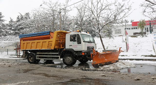 Ataşehir Belediyesi karla mücadelede 7/24 görev başında