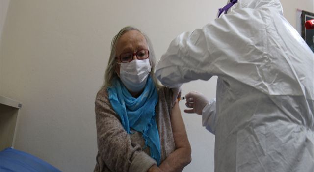 İBB Darülaceze'de kalan yaş almış misafirlerini aşılamaya başladı