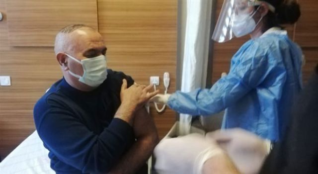 Sağlık çalışanlarına aşı yapılmaya başlandı