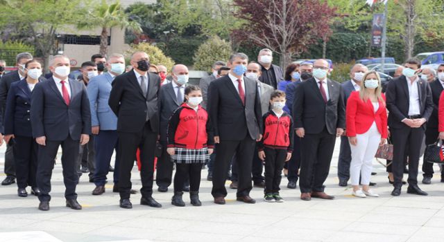 Ataşehir'de 23 Nisan resmi töreni pandemi gölgesinde kutlandı