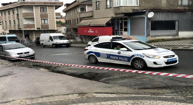 Ataşehir'de aşırı yağış yol çökmesine neden oldu