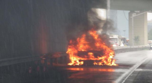 Ataşehir'de, D-100 Karayolu'nda otomobil alev alıp, yandı.