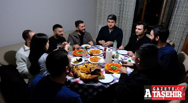 Onursal Adıgüzel sahuru öğrenci evinde menemenle yaptı