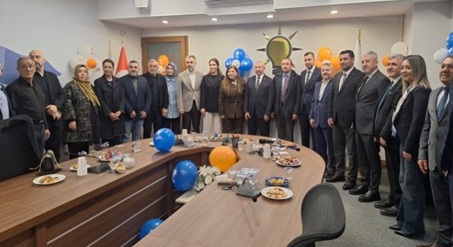 AK Parti Ataşehir Teşkilatı Bayramın İlk Gününde İlçe Binasında Buluştu