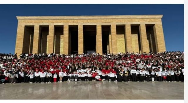 LÖSEV’DEN ANITKABİR’E ANLAMLI BULUŞMA: 100 BİNE YAKIN KİŞİ ATA’NIN HUZURUNDA