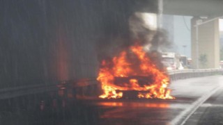 Ataşehir'de, D-100 Karayolu'nda otomobil alev alıp, yandı.
