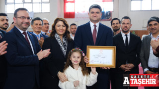 Ataşehir Belediye Başkanı Onursal Adıgüzel mazbatasını aldı ve Ata'nın huzuruna çıktı