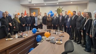 AK Parti Ataşehir Teşkilatı Bayramın İlk Gününde İlçe Binasında Buluştu