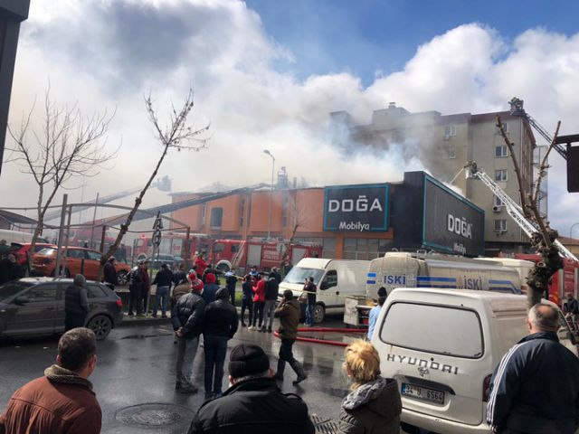 Ataşehir'de mobilya fabrikasında yangın!